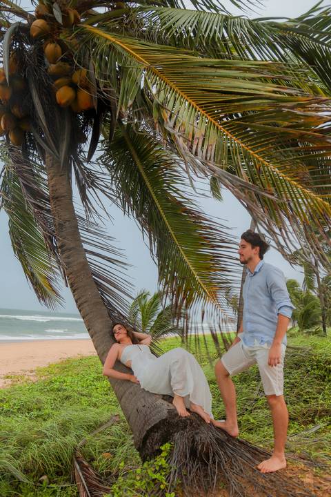 Amor em cada detalhe: ensaio de noivos na Praia do Forte. A luz suave do céu nublado criou a atmosfera perfeita para contar essa história com alma.'