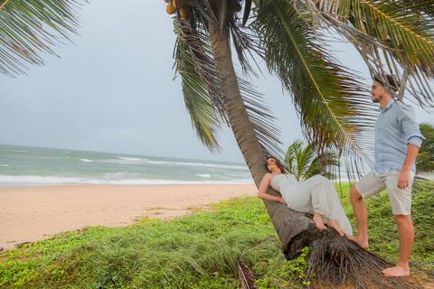 Amor em cada detalhe: ensaio de noivos na Praia do Forte. A luz suave do céu nublado criou a atmosfera perfeita para contar essa história com alma.'
