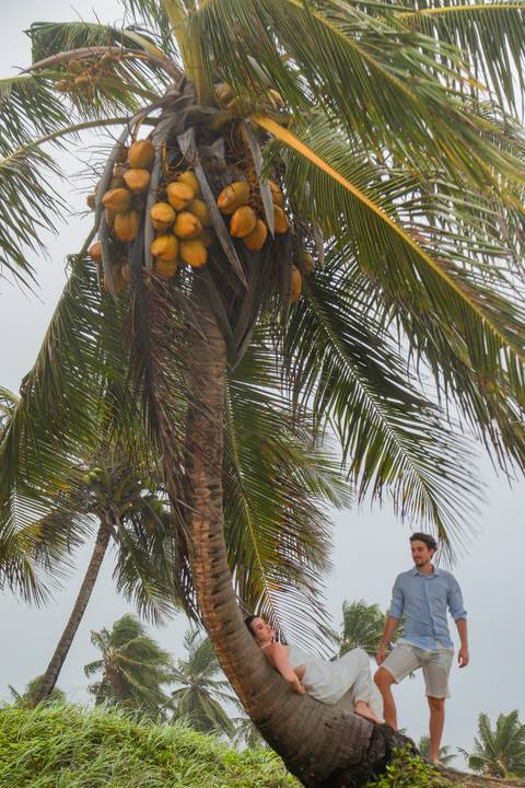 Amor em cada detalhe: ensaio de noivos na Praia do Forte. A luz suave do céu nublado criou a atmosfera perfeita para contar essa história com alma.'