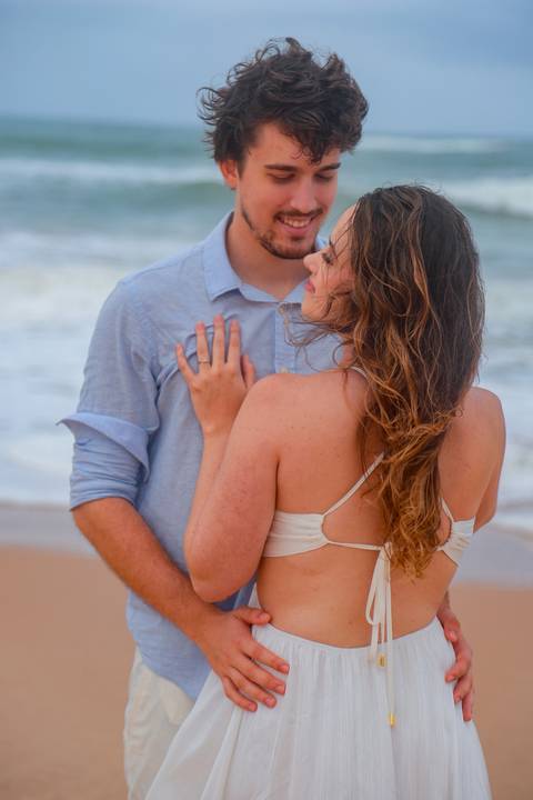 Amor em cada detalhe: ensaio de noivos na Praia do Forte. A luz suave do céu nublado criou a atmosfera perfeita para contar essa história com alma.'