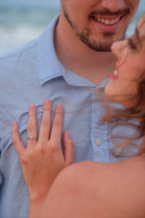 Amor em cada detalhe: ensaio de noivos na Praia do Forte. A luz suave do céu nublado criou a atmosfera perfeita para contar essa história com alma.'