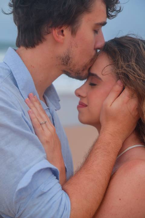 Amor em cada detalhe: ensaio de noivos na Praia do Forte. A luz suave do céu nublado criou a atmosfera perfeita para contar essa história com alma.'