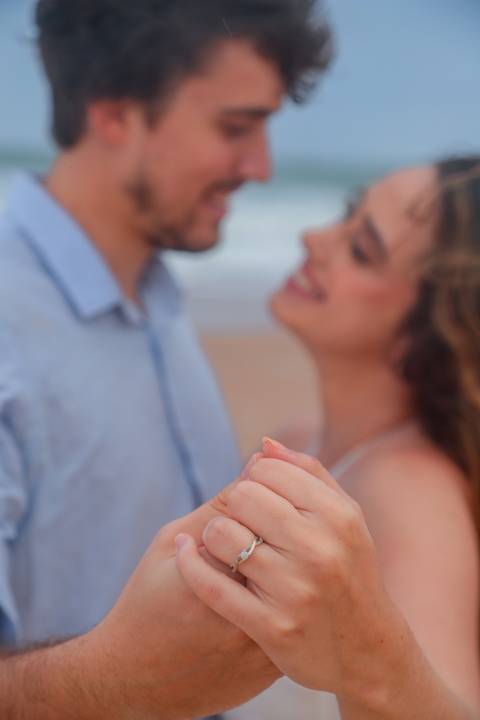 Beijo apaixonado à beira-mar: inspiração para noivas que desejam um casamento na Bahia. Um cenário inesquecível para celebrar o amor.'