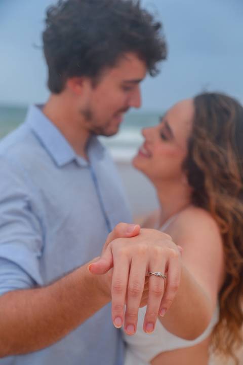 Beijo apaixonado à beira-mar: inspiração para noivas que desejam um casamento na Bahia. Um cenário inesquecível para celebrar o amor.'