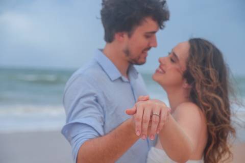 Beijo apaixonado à beira-mar: inspiração para noivas que desejam um casamento na Bahia. Um cenário inesquecível para celebrar o amor.'