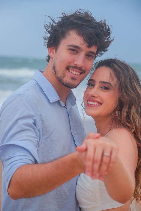 Beijo apaixonado à beira-mar: inspiração para noivas que desejam um casamento na Bahia. Um cenário inesquecível para celebrar o amor.'