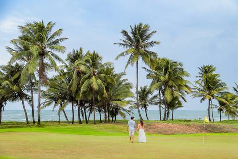 Beijo apaixonado à beira-mar: inspiração para noivas que desejam um casamento na Bahia. Um cenário inesquecível para celebrar o amor.'