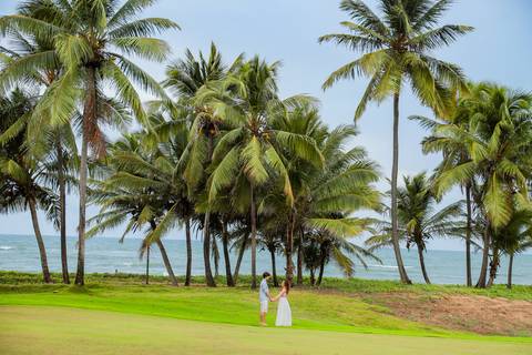 Beijo apaixonado à beira-mar: inspiração para noivas que desejam um casamento na Bahia. Um cenário inesquecível para celebrar o amor.'