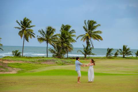 Beijo apaixonado à beira-mar: inspiração para noivas que desejam um casamento na Bahia. Um cenário inesquecível para celebrar o amor.'