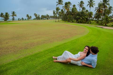 Beijo apaixonado à beira-mar: inspiração para noivas que desejam um casamento na Bahia. Um cenário inesquecível para celebrar o amor.'