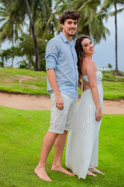 Fotografia de casal com toque poético na praia. Ideal para quem busca um casamento intimista e significativo em contato com a natureza.'