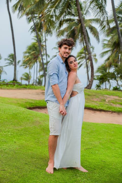 Fotografia de casal com toque poético na praia. Ideal para quem busca um casamento intimista e significativo em contato com a natureza.'
