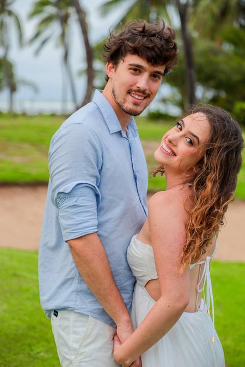Fotografia de casal com toque poético na praia. Ideal para quem busca um casamento intimista e significativo em contato com a natureza.'