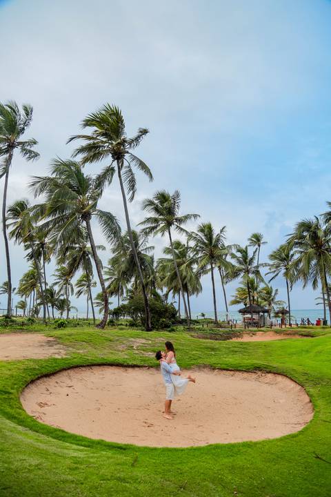 Fotografia de casal com toque poético na praia. Ideal para quem busca um casamento intimista e significativo em contato com a natureza.'