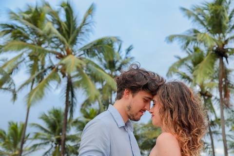 Fotografia de casal com toque poético na praia. Ideal para quem busca um casamento intimista e significativo em contato com a natureza.'