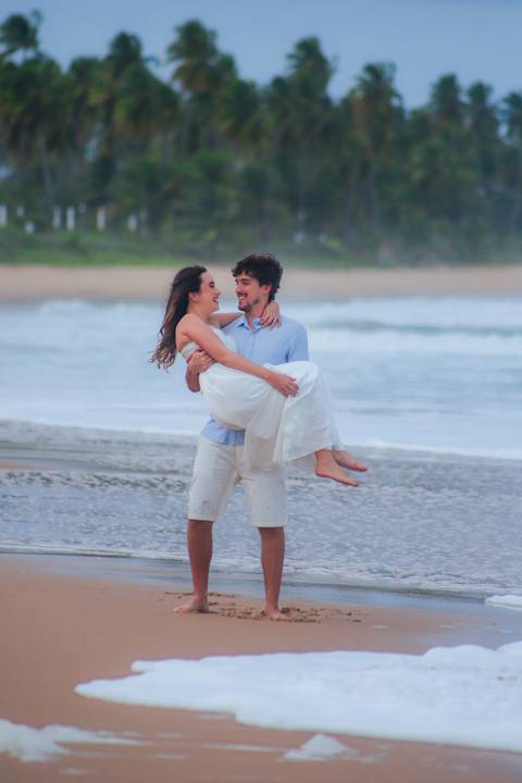 Ensaio de casal apaixonado na praia do Iberostar – Praia do Forte, Bahia. Um momento de conexão verdadeira à beira-mar, ideal para quem sonha com um casamento na praia.'