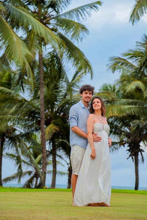 Fotografia de casal com toque poético na praia. Ideal para quem busca um casamento intimista e significativo em contato com a natureza.'