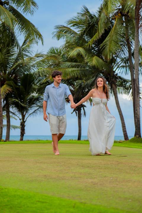 Fotografia de casal com toque poético na praia. Ideal para quem busca um casamento intimista e significativo em contato com a natureza.'
