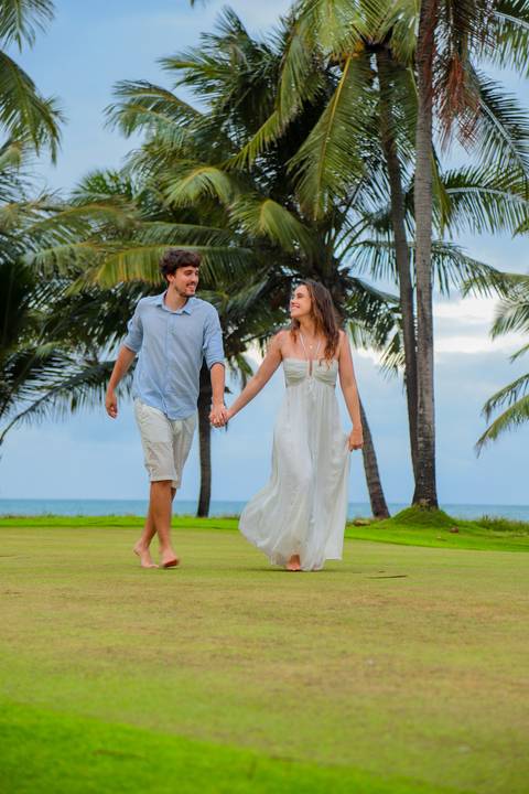 Fotografia de casal com toque poético na praia. Ideal para quem busca um casamento intimista e significativo em contato com a natureza.'
