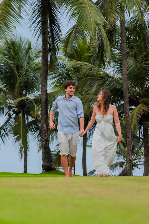 Fotografia de casal com toque poético na praia. Ideal para quem busca um casamento intimista e significativo em contato com a natureza.'