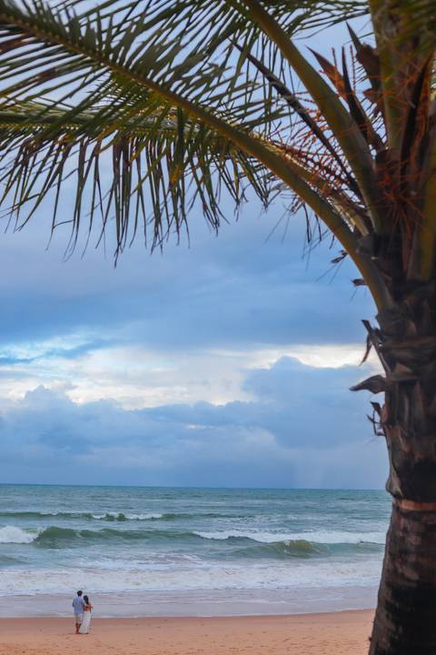 Fotografia de casal com toque poético na praia. Ideal para quem busca um casamento intimista e significativo em contato com a natureza.'
