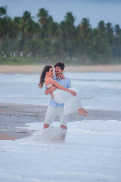 Ensaio de casal apaixonado na praia do Iberostar – Praia do Forte, Bahia. Um momento de conexão verdadeira à beira-mar, ideal para quem sonha com um casamento na praia.'