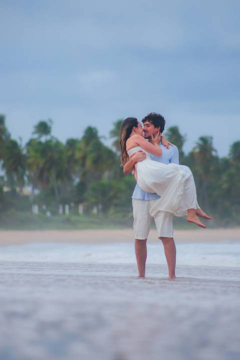 Ensaio de casal apaixonado na praia do Iberostar – Praia do Forte, Bahia. Um momento de conexão verdadeira à beira-mar, ideal para quem sonha com um casamento na praia.'