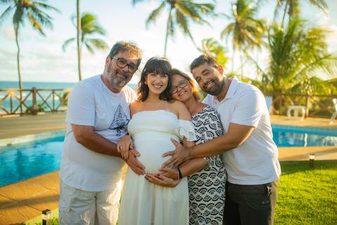Fotografia gestante no pôr do sol em Barra do Jacuípe, com casal e cachorro, realizada por Waldyr Lantyer, fotógrafo em Praia do Forte Bahia, próximo ao Iberostar e Guarajuba.'