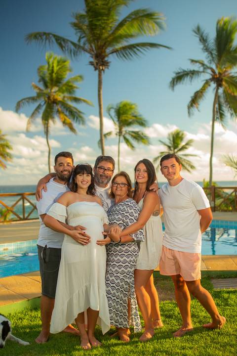 Fotografia gestante no pôr do sol em Barra do Jacuípe, com casal e cachorro, realizada por Waldyr Lantyer, fotógrafo em Praia do Forte Bahia, próximo ao Iberostar e Guarajuba.'