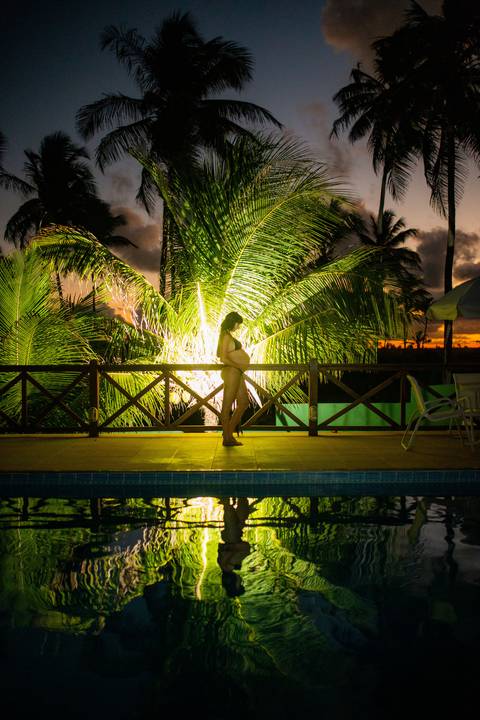 Família com cachorro participando do ensaio gestante na areia da praia, com fotografia afetiva de Waldyr Lantyer, fotógrafo da Praia do Forte Bahia, com atendimento próximo ao Iberostar.'