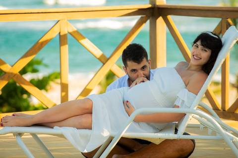Família em ensaio gestante entre palmeiras e céu azul, no litoral norte da Bahia, com fotografia assinada por Waldyr Lantyer, fotógrafo em Praia do Forte Bahia, próximo ao resort Iberostar.
Casal com seu cachorro no jardim de casa de veraneio em Barra do
'