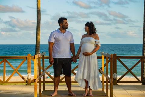 Família em ensaio gestante entre palmeiras e céu azul, no litoral norte da Bahia, com fotografia assinada por Waldyr Lantyer, fotógrafo em Praia do Forte Bahia, próximo ao resort Iberostar.
Casal com seu cachorro no jardim de casa de veraneio em Barra do
'