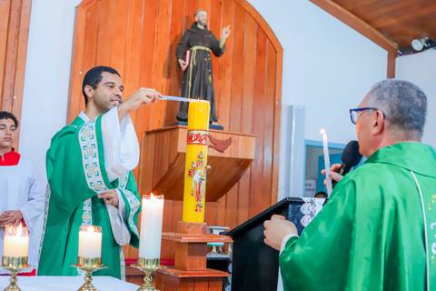 Detalhes da recepção do batismo em Praia do Forte, com registros fotográficos feitos por Waldyr Lantyer, fotógrafo de família e eventos na Bahia.'