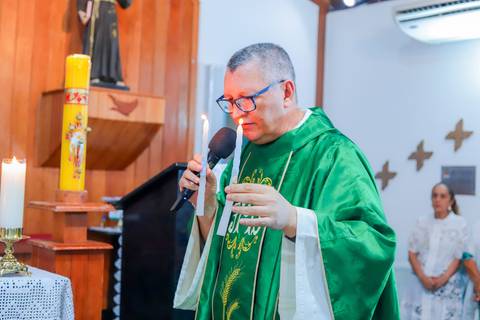 Detalhes da recepção do batismo em Praia do Forte, com registros fotográficos feitos por Waldyr Lantyer, fotógrafo de família e eventos na Bahia.'
