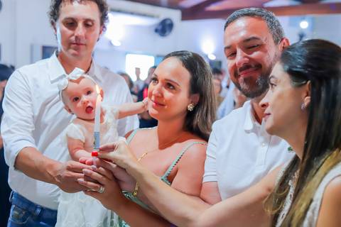 Detalhes da recepção do batismo em Praia do Forte, com registros fotográficos feitos por Waldyr Lantyer, fotógrafo de família e eventos na Bahia.'