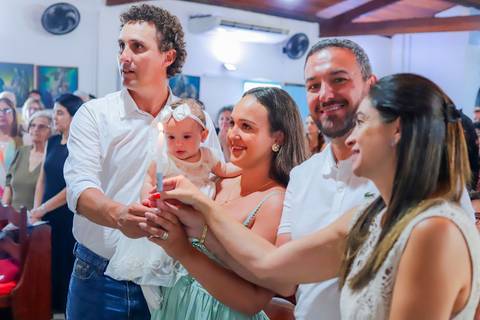 Ensaio documental de batizado com recepção em pousada charmosa no Litoral Norte da Bahia.'