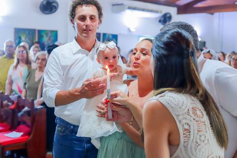 Ensaio documental de batizado com recepção em pousada charmosa no Litoral Norte da Bahia.'