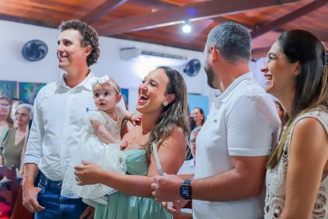 Ensaio documental de batizado com recepção em pousada charmosa no Litoral Norte da Bahia.'