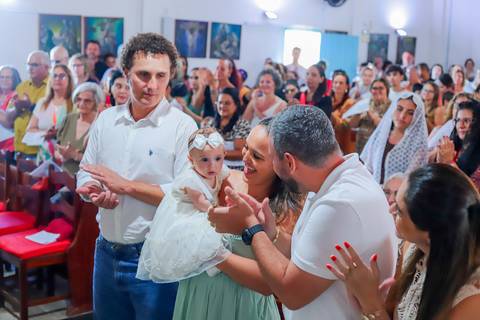 Ensaio documental de batizado com recepção em pousada charmosa no Litoral Norte da Bahia.'