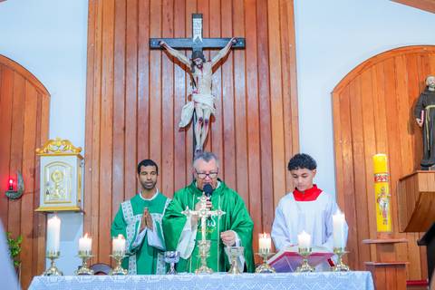 Ensaio documental de batizado com recepção em pousada charmosa no Litoral Norte da Bahia.'