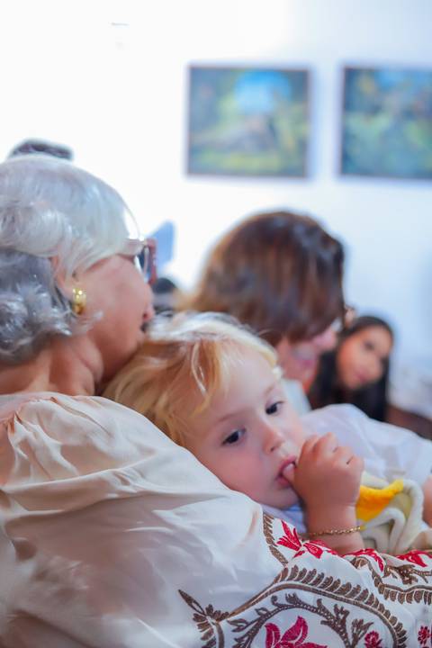 Ensaio de batizado com pais e padrinhos em cenário natural na Praia do Forte — experiência de fé e conexão familiar.'
