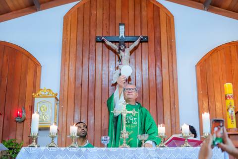 Ensaio de batizado com pais e padrinhos em cenário natural na Praia do Forte — experiência de fé e conexão familiar.'