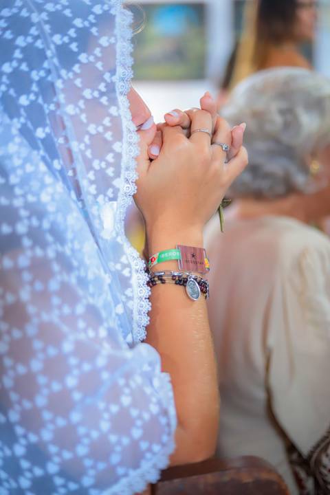 Ensaio de batizado com pais e padrinhos em cenário natural na Praia do Forte — experiência de fé e conexão familiar.'