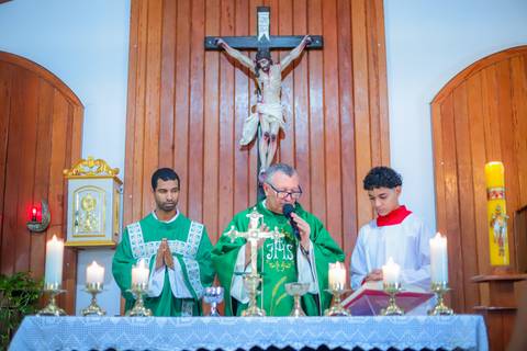 Ensaio de batizado com pais e padrinhos em cenário natural na Praia do Forte — experiência de fé e conexão familiar.'