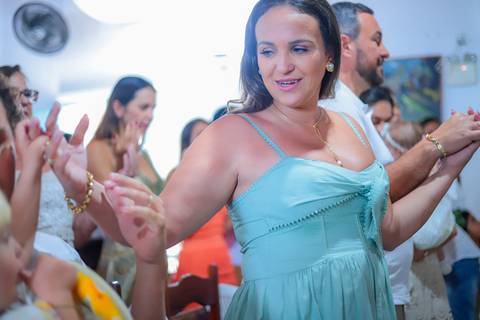 Ensaio de batizado com pais e padrinhos em cenário natural na Praia do Forte — experiência de fé e conexão familiar.'