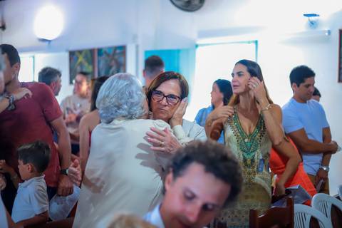 Ensaio de batizado com pais e padrinhos em cenário natural na Praia do Forte — experiência de fé e conexão familiar.'