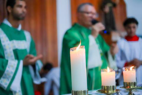 Ensaio de batizado com pais e padrinhos em cenário natural na Praia do Forte — experiência de fé e conexão familiar.'
