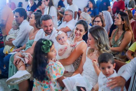 O que fazer em Praia do Forte com a família: celebrar momentos especiais e eternizá-los com um fotógrafo profissional.'