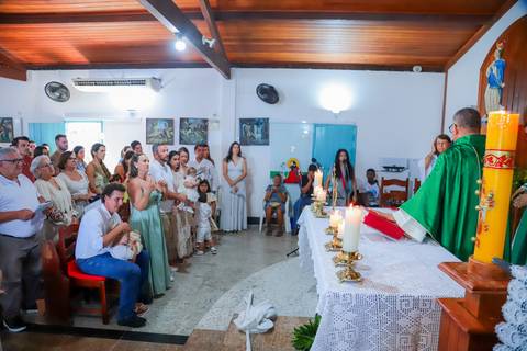 O que fazer em Praia do Forte com a família: celebrar momentos especiais e eternizá-los com um fotógrafo profissional.'