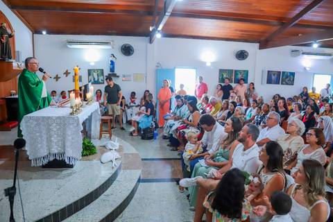 O que fazer em Praia do Forte com a família: celebrar momentos especiais e eternizá-los com um fotógrafo profissional.'